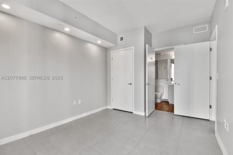 Apartment for rent at 1010 Brickell 1402