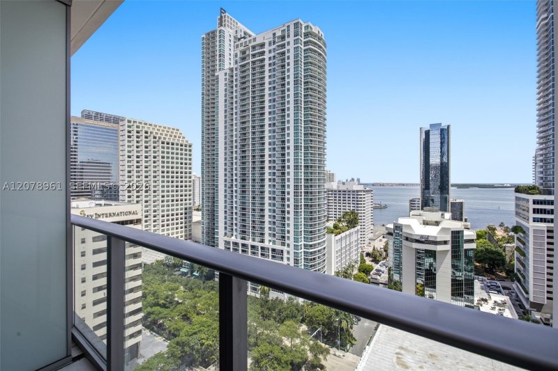 Apartment for rent at 1010 Brickell 2102