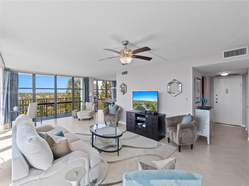 Condo for sale at Oceanview Park 909