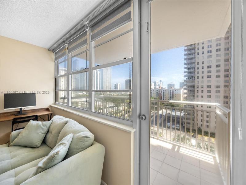 Condo for sale at Winston Towers 812