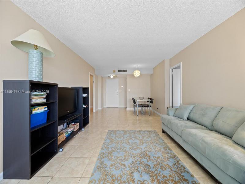 Condo for sale at Winston Towers 812