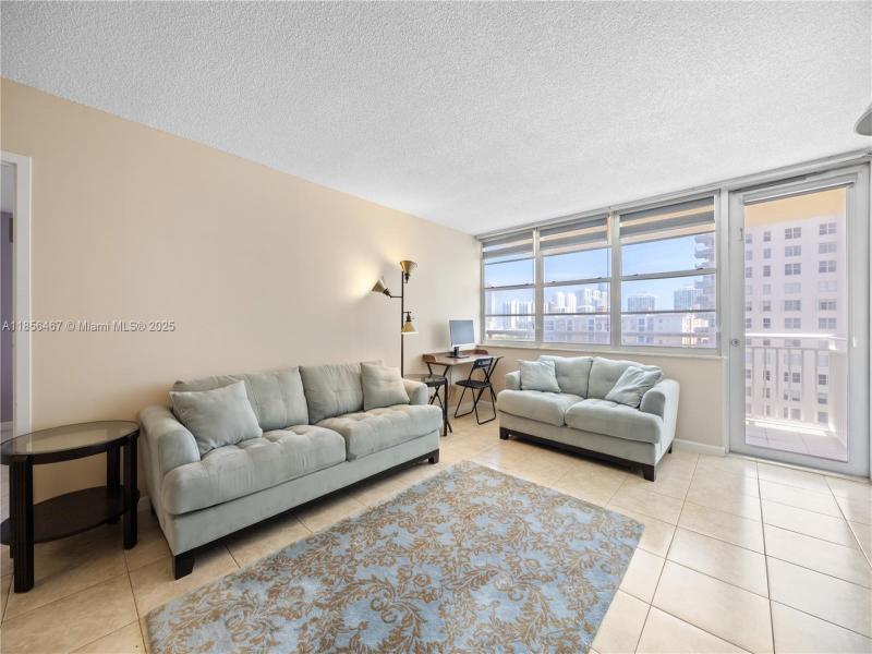 Condo for sale at Winston Towers 812