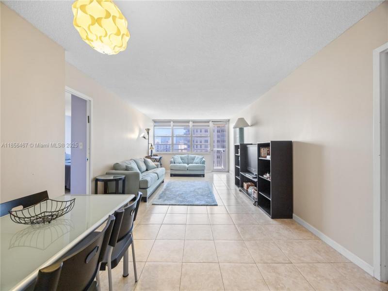 Condo for sale at Winston Towers 812
