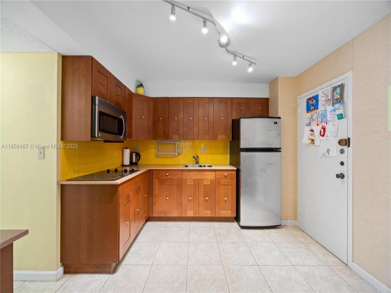 Condo for sale at Winston Towers 812