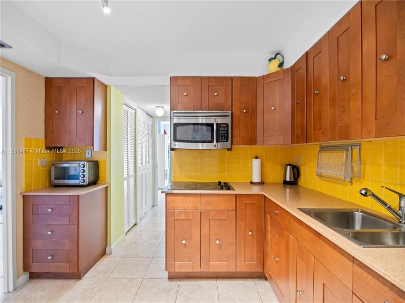 Condo for sale at Winston Towers 812