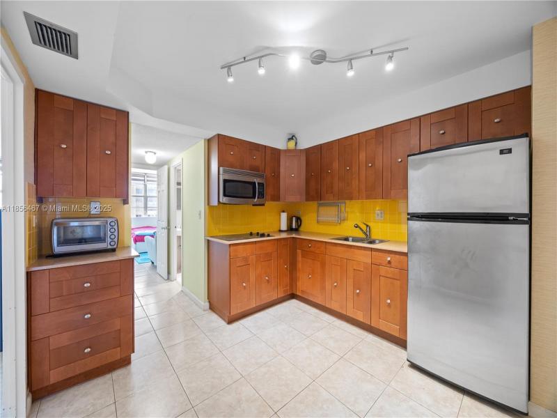 Condo for sale at Winston Towers 812