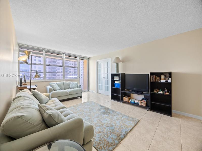 Condo for sale at Winston Towers 812