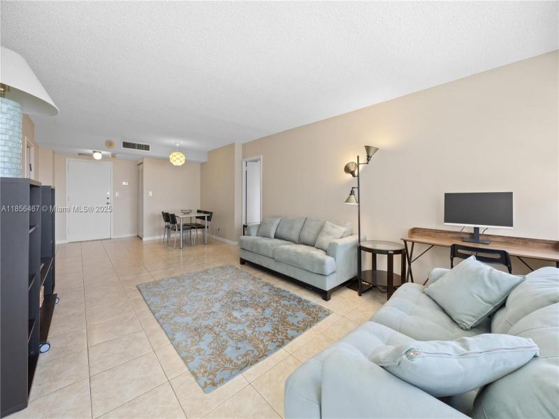 Condo for sale at Winston Towers 812