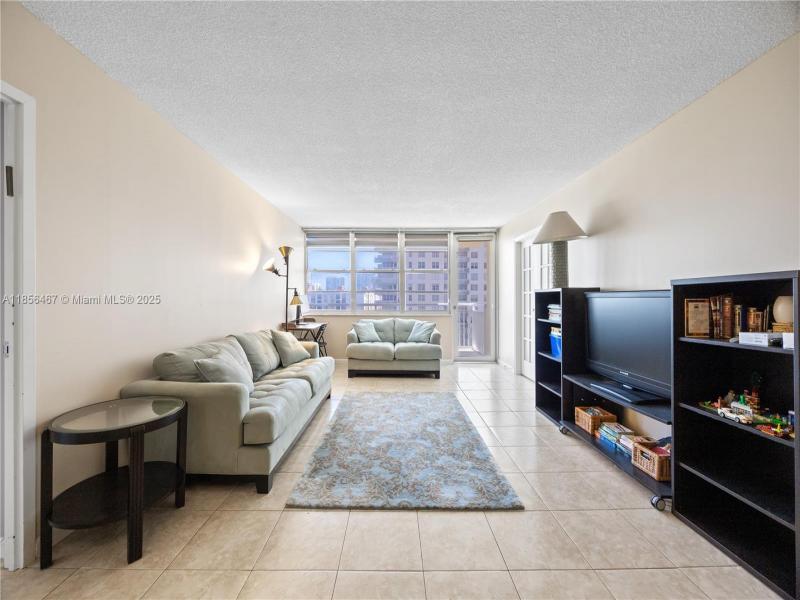 Condo for sale at Winston Towers 812