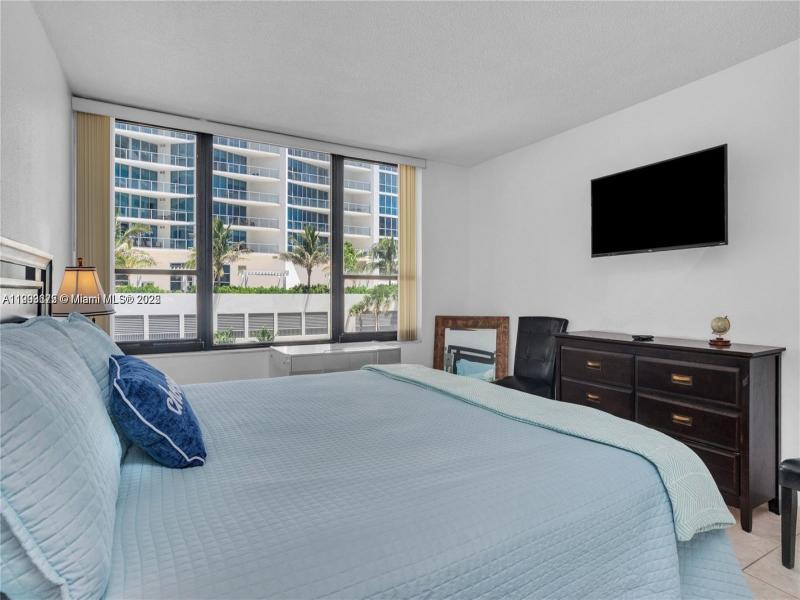 Condo for sale at Alexander Towers 208
