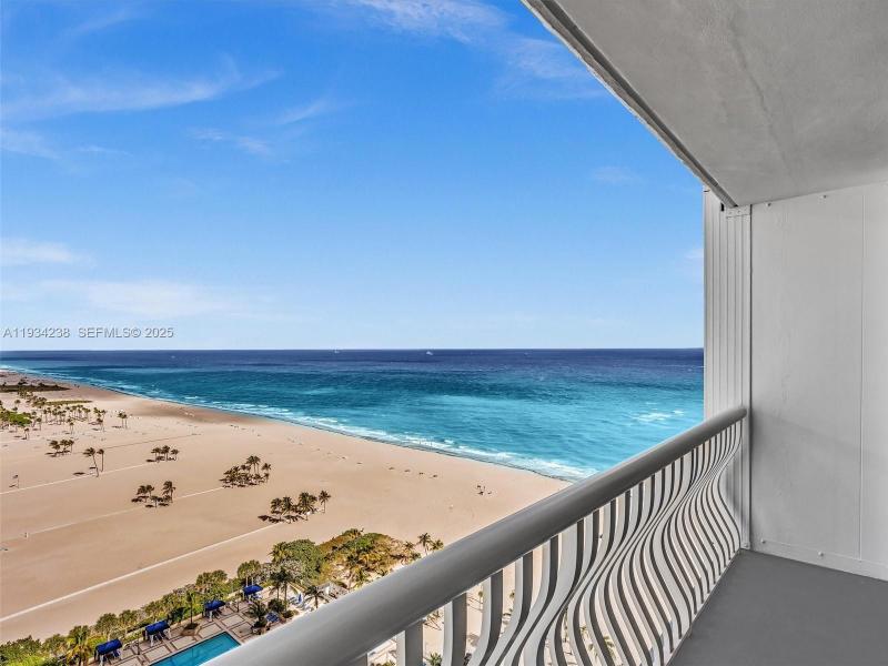 Condo for sale at Point of Americas 2103