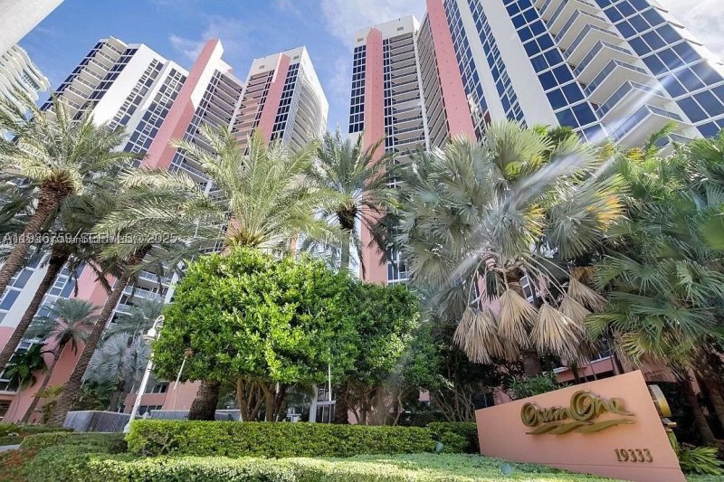 Condo for sale at Ocean One 1109