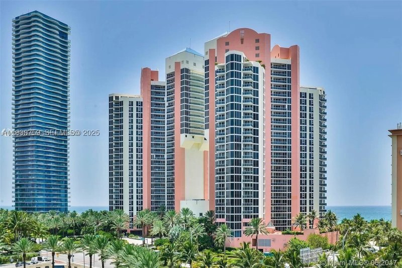 Condo for sale at Ocean One 1109
