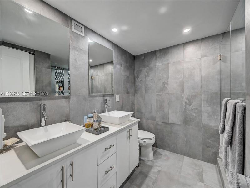 Condo for sale at Avant Garde 701