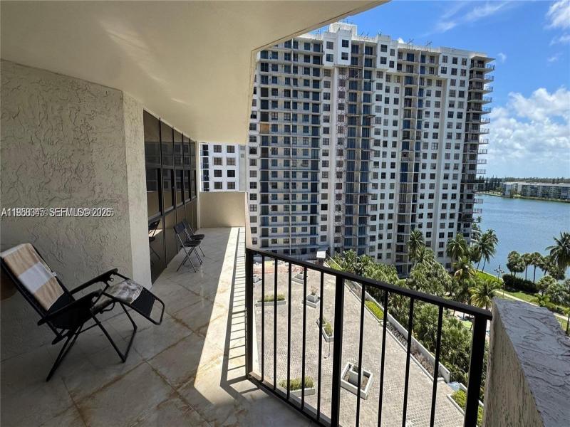 Comprar apartamento no Biscayne Cove 1009
