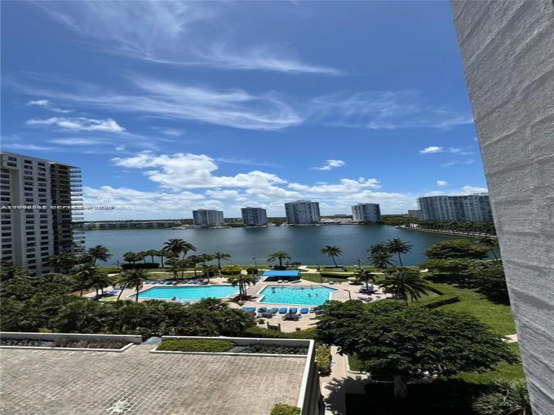 Comprar apartamento no Biscayne Cove 1009