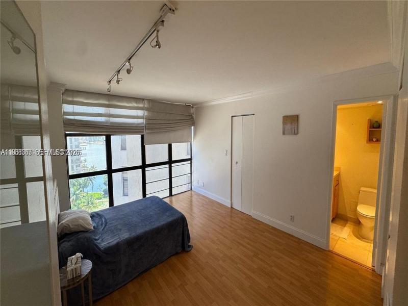 Comprar apartamento no Biscayne Cove 1009