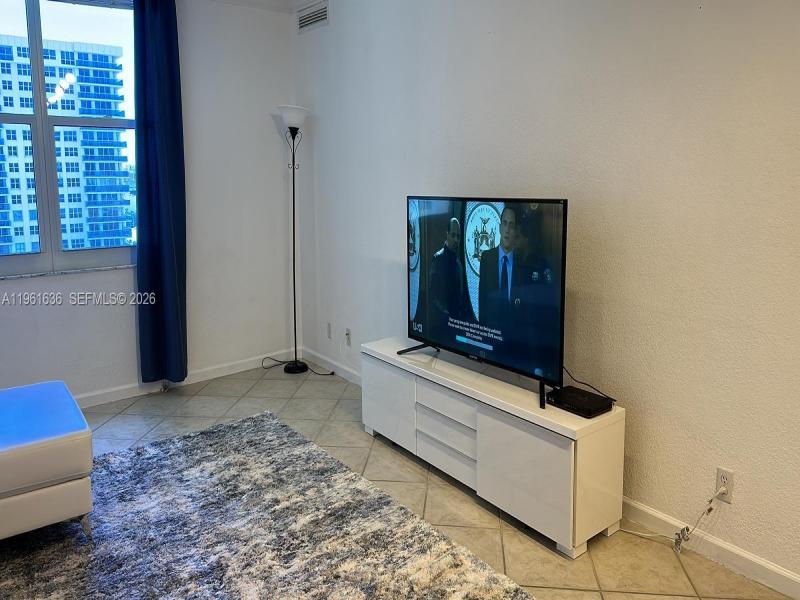 Condo for sale at The Wave Condo 1033