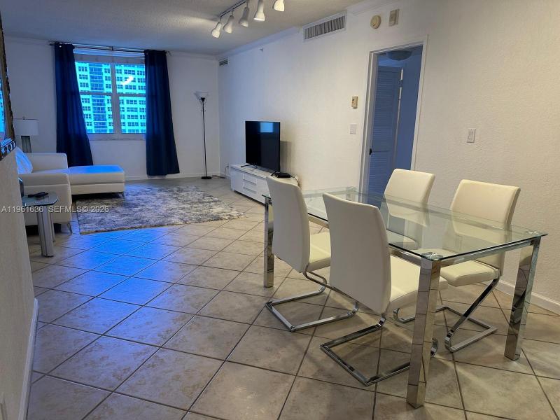 Condo for sale at The Wave Condo 1033