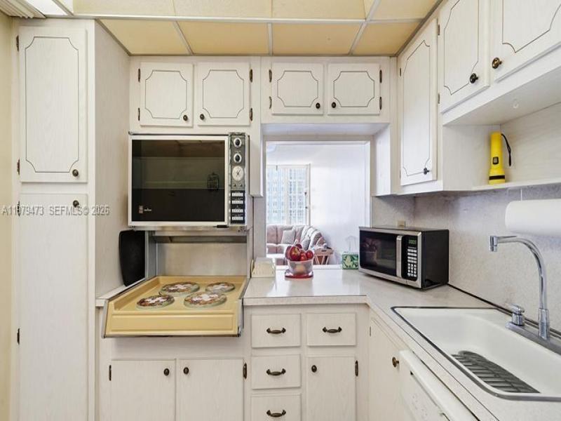 Condo for sale at Imperial Towers 811