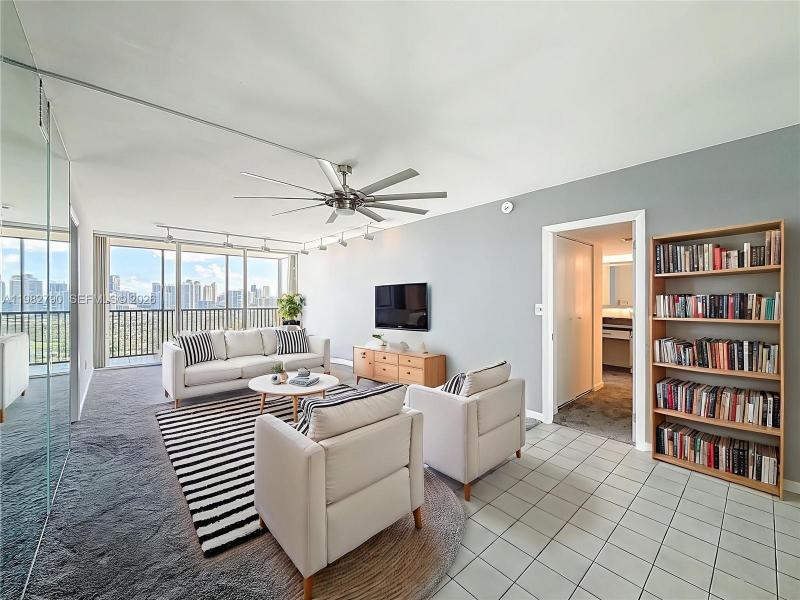 Comprar apartamento no Coronado I 2428
