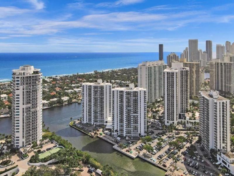 Condo for sale at Waterview 1642