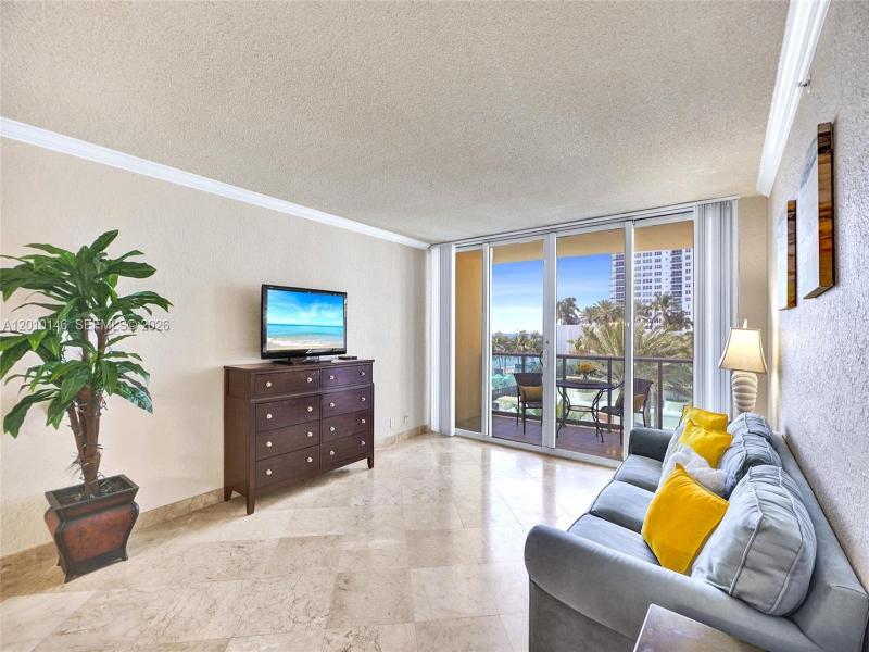 Condo for sale at The Wave Condo 414