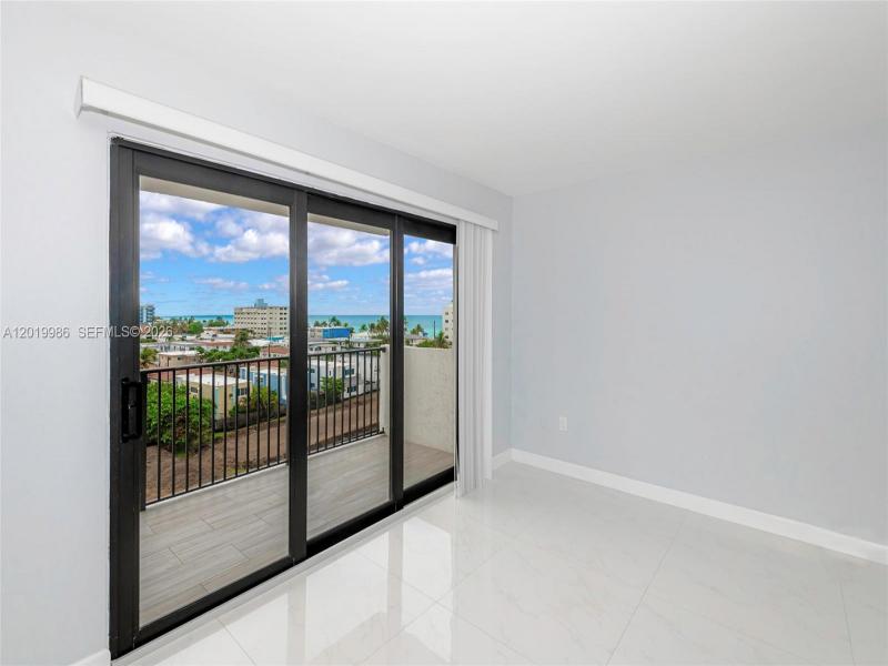 Condo for sale at The Summit 610N