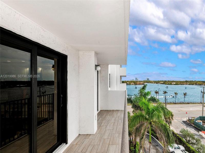 Condo for sale at The Summit 610N