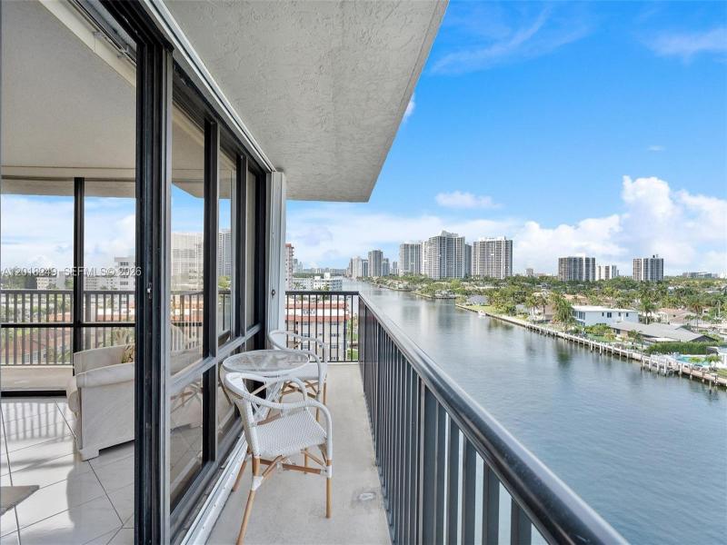 Condo for sale at Avant Garde 910