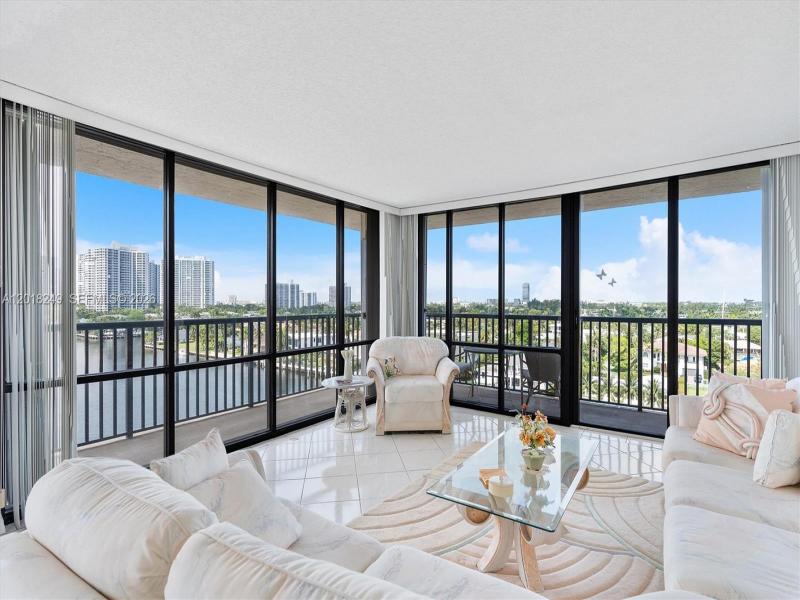 Condo for sale at Avant Garde 910