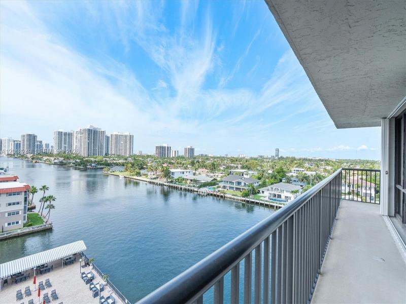 Condo for sale at Avant Garde 910