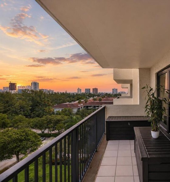 Condo for sale at The Tower at Port Royale 910