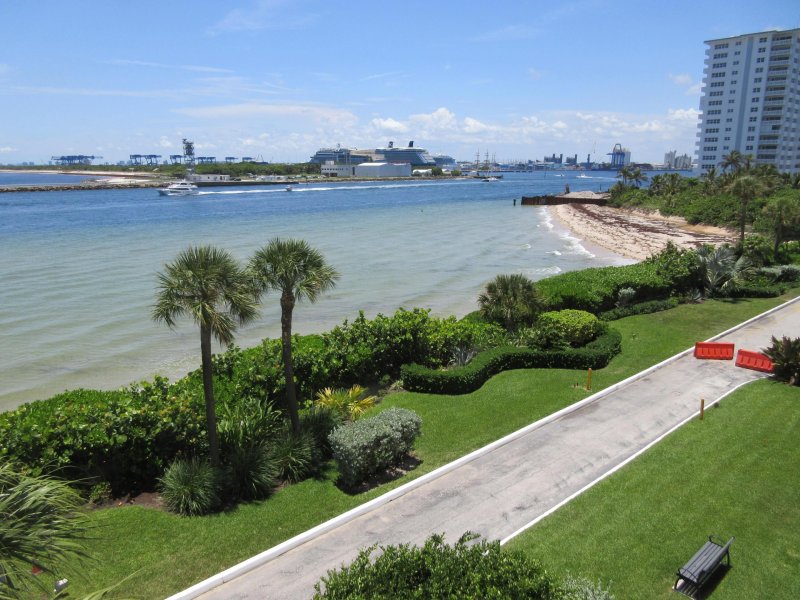 Condo for sale at Point of Americas 205