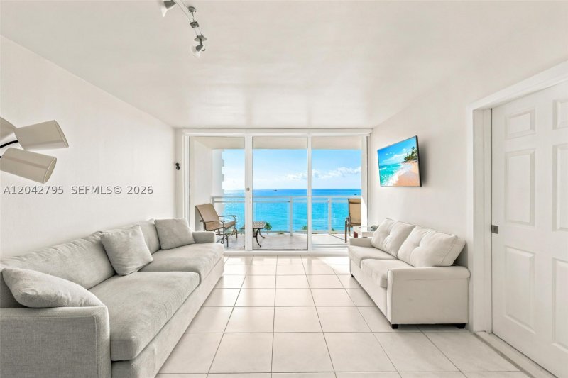 Condo for sale at Parker Plaza Estates 816