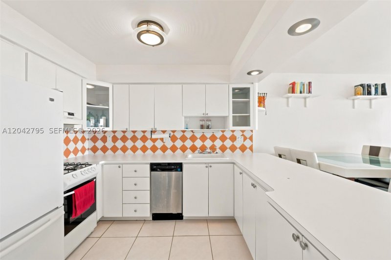 Condo for sale at Parker Plaza Estates 816