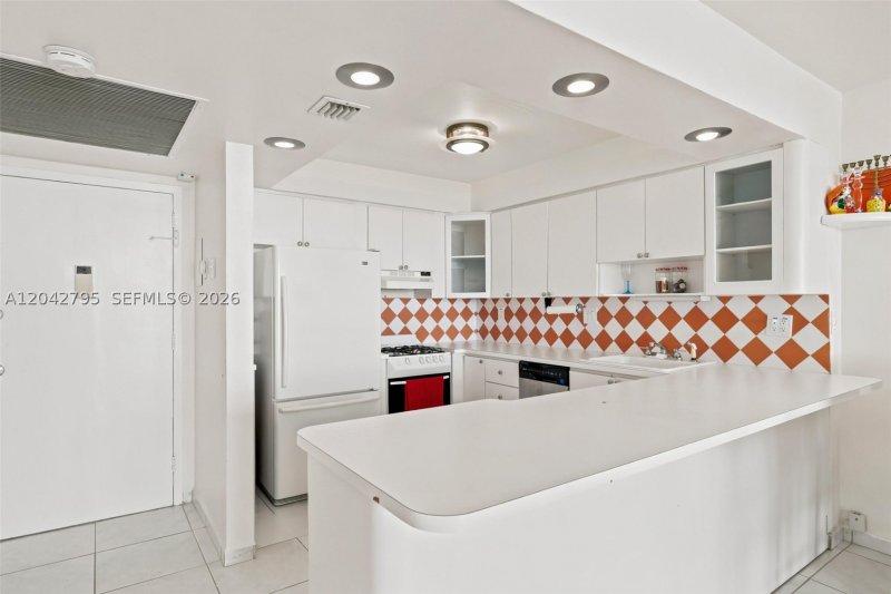 Condo for sale at Parker Plaza Estates 816