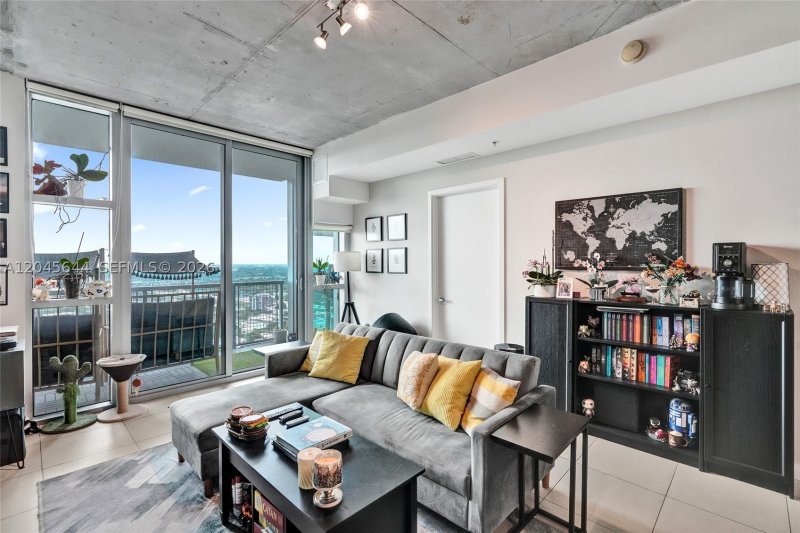 Condo for sale at Midtown Miami 4 H2405