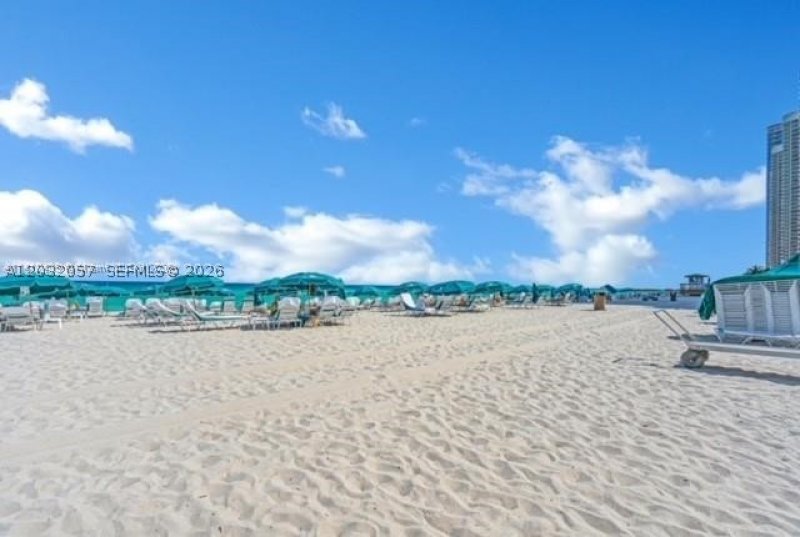 Condo for sale at Oceania 4 542