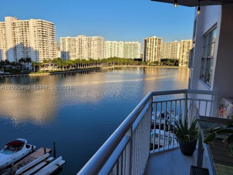 Del Prado Aventura Apt #602