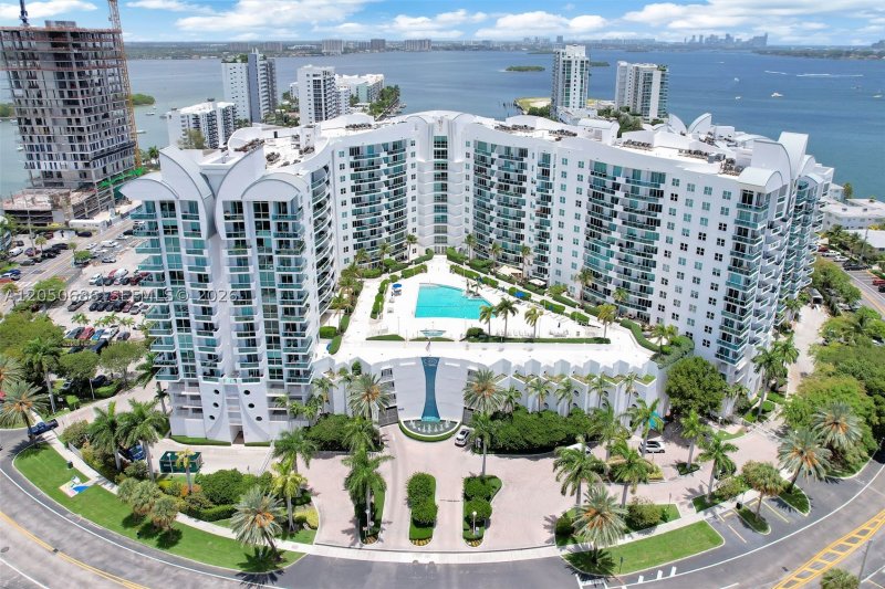 Comprar apartamento no 360 Condominium West 610
