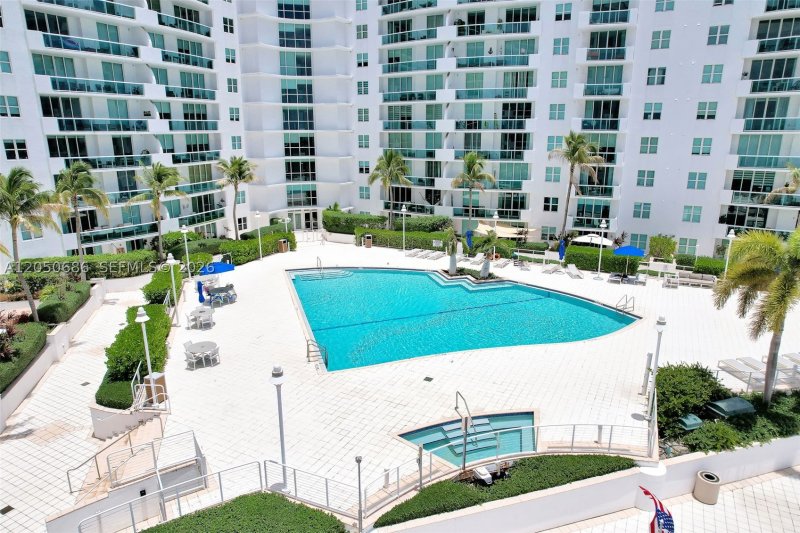 Comprar apartamento no 360 Condominium West 610