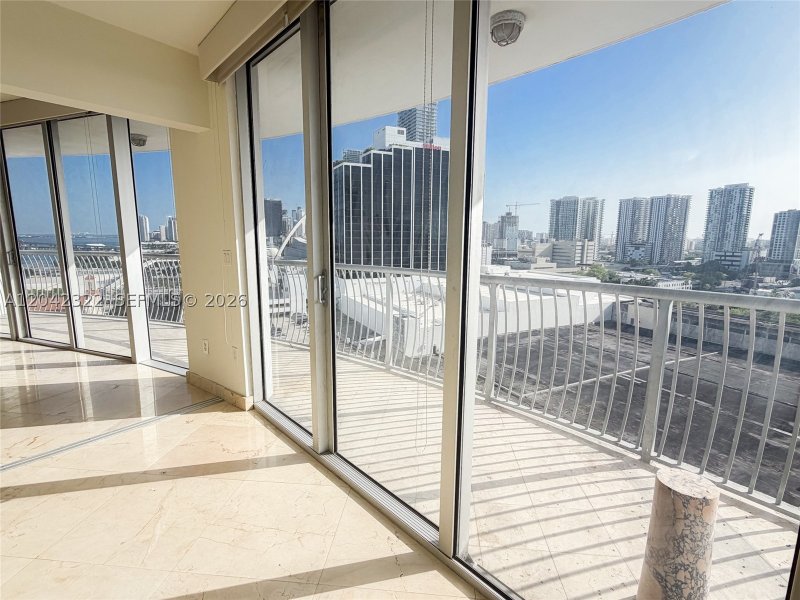 Comprar apartamento no Opera Tower 1814