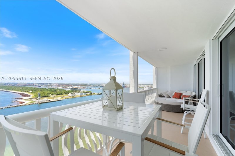Condo for sale at Point of Americas 2205