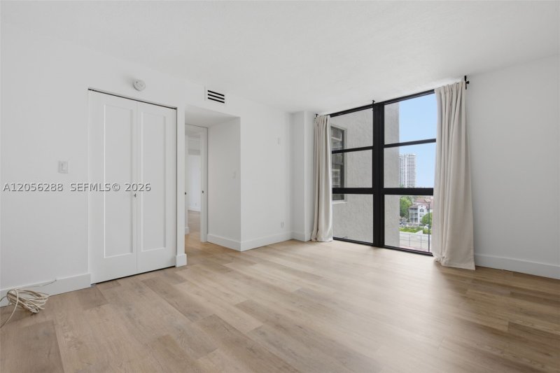 Comprar apartamento no Biscayne Cove 807