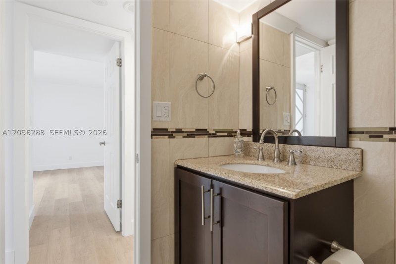 Comprar apartamento no Biscayne Cove 807