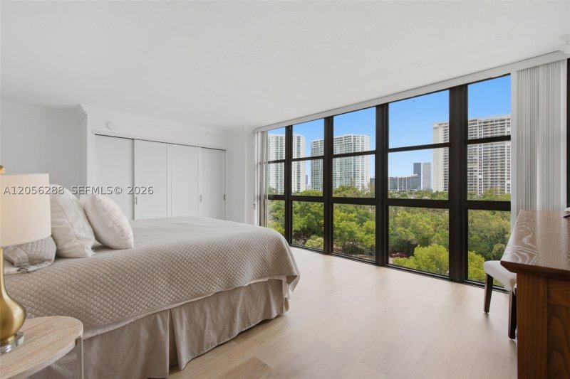 Comprar apartamento no Biscayne Cove 807