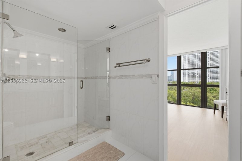 Comprar apartamento no Biscayne Cove 807