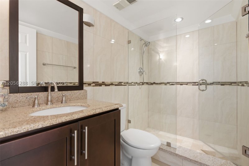 Comprar apartamento no Biscayne Cove 807