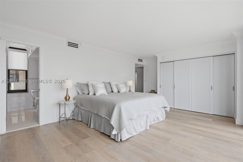 Comprar apartamento no Biscayne Cove 807